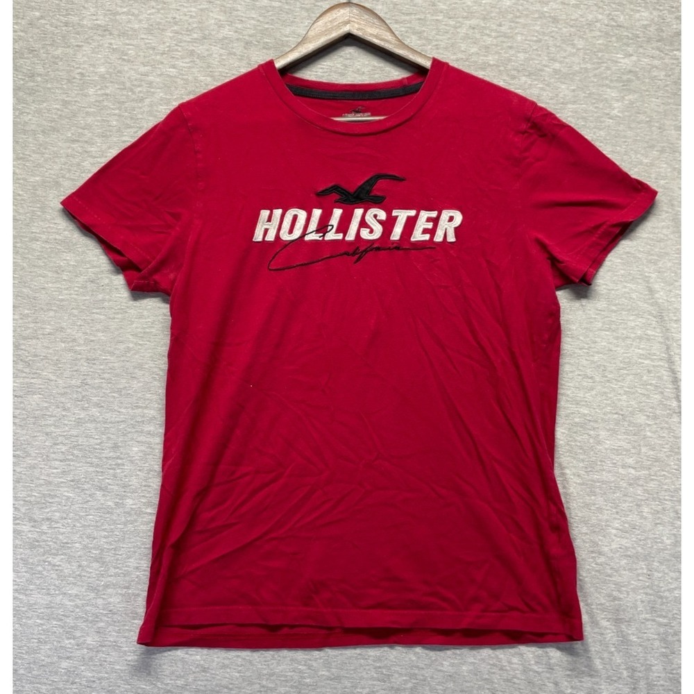 Hollister California T Shirt Mens Medium‎ Red Embroidered Script Spellout Logo.